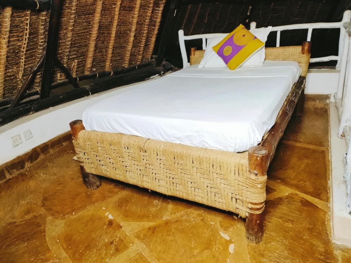 Bed and Breakfast Upani in Diani Diani Beach Esterno foto