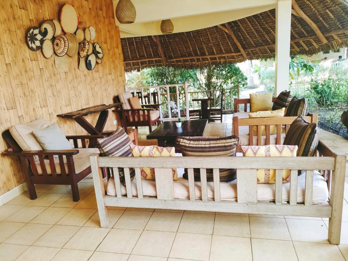 Bed and Breakfast Upani in Diani Diani Beach Esterno foto