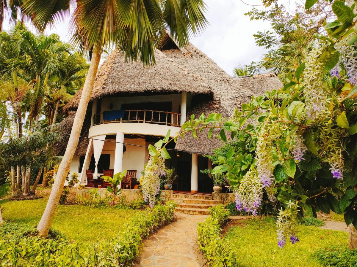 Bed and Breakfast Upani in Diani Diani Beach Esterno foto