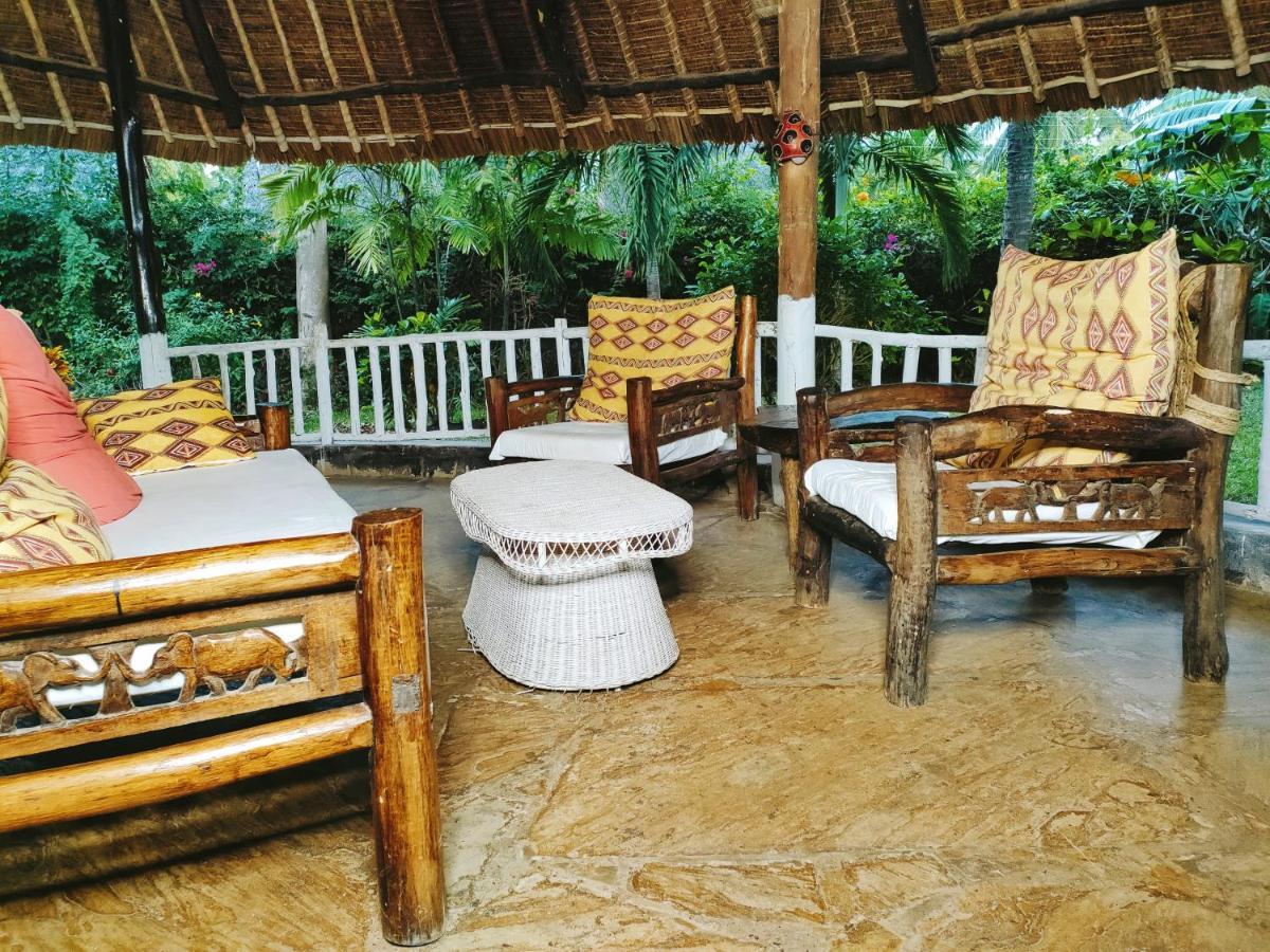 Bed and Breakfast Upani in Diani Diani Beach Esterno foto