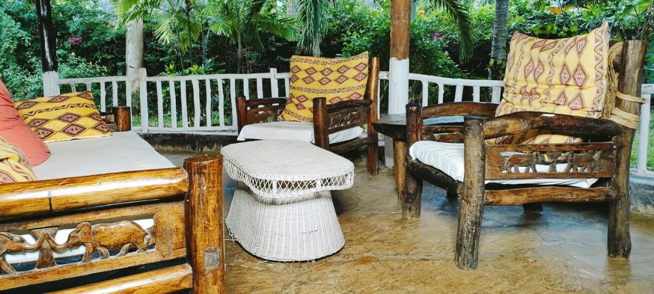 Bed and Breakfast Upani in Diani Diani Beach Esterno foto