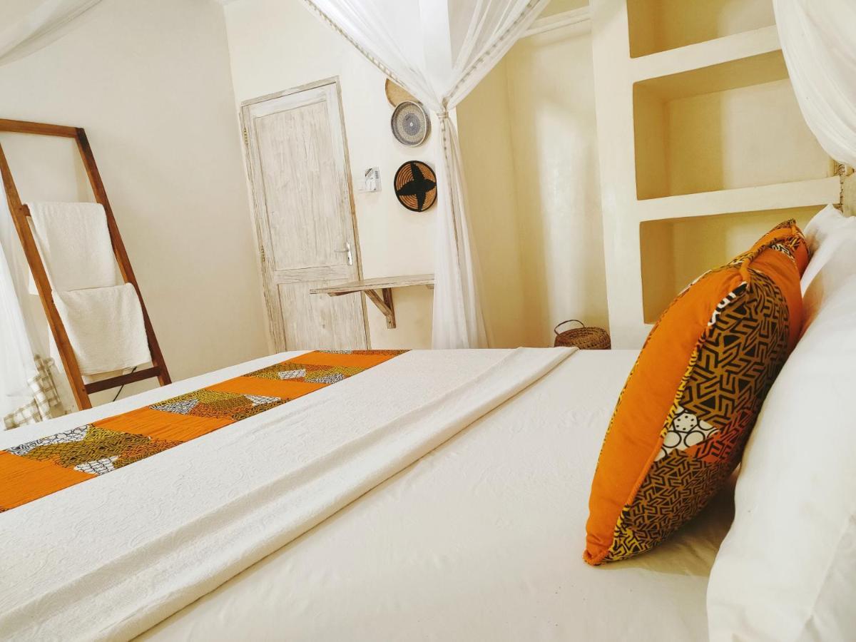 Bed and Breakfast Upani in Diani Diani Beach Esterno foto