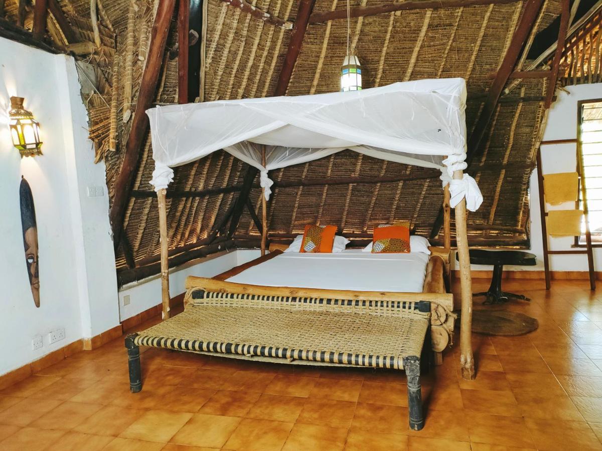 Bed and Breakfast Upani in Diani Diani Beach Esterno foto