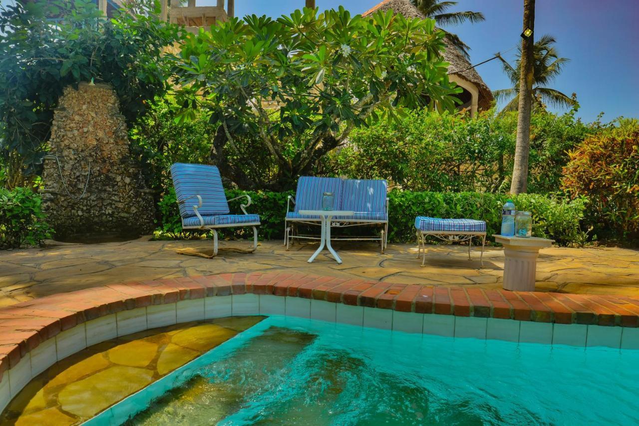 Bed and Breakfast Upani in Diani Diani Beach Esterno foto