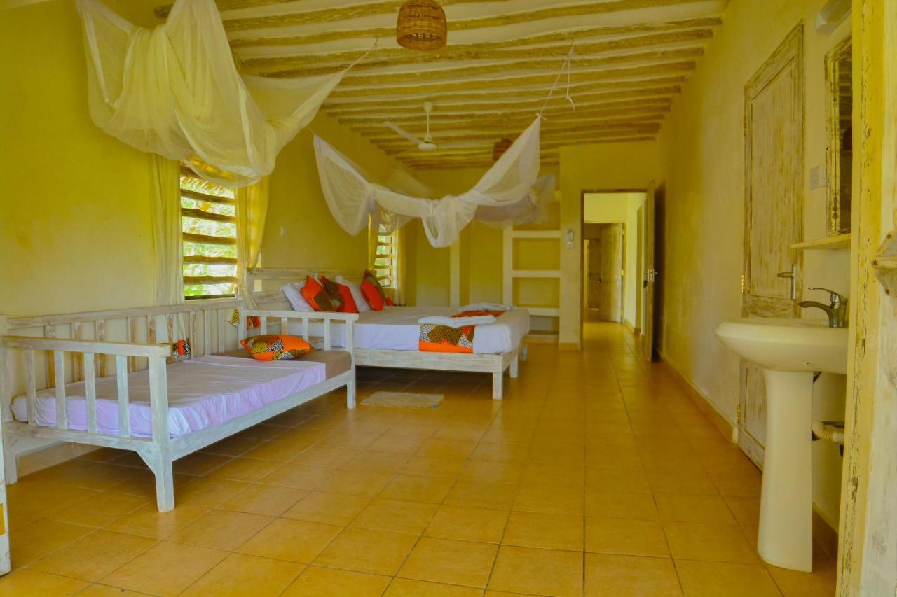Bed and Breakfast Upani in Diani Diani Beach Esterno foto