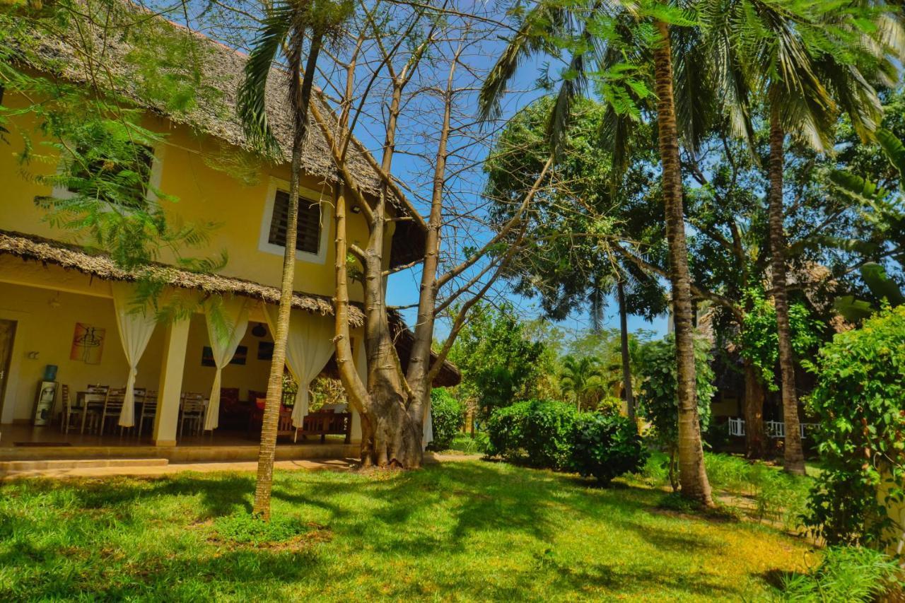 Bed and Breakfast Upani in Diani Diani Beach Esterno foto