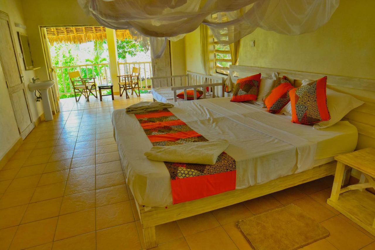 Bed and Breakfast Upani in Diani Diani Beach Esterno foto