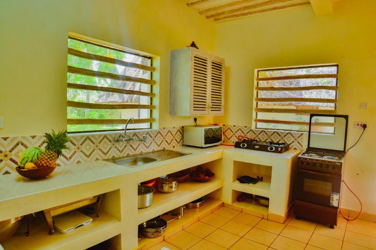 Bed and Breakfast Upani in Diani Diani Beach Esterno foto