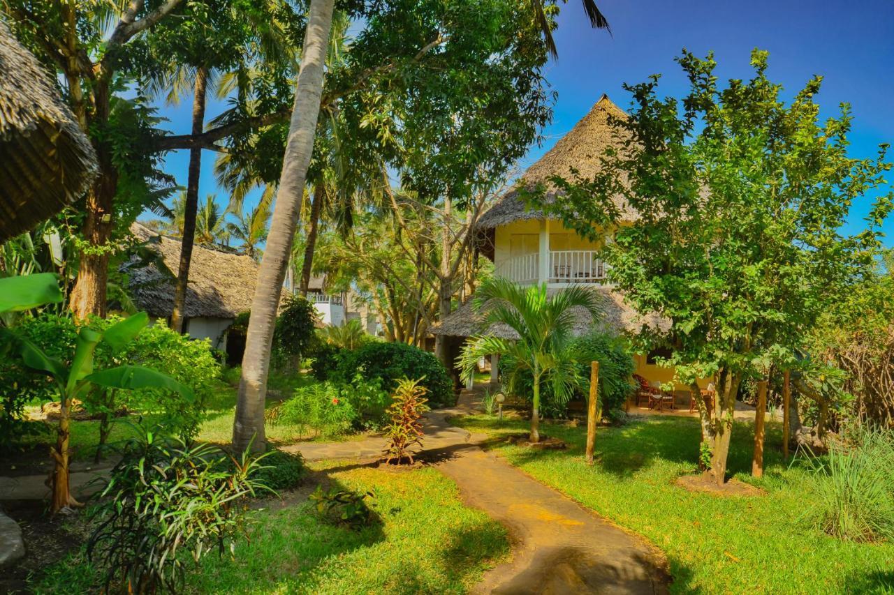 Bed and Breakfast Upani in Diani Diani Beach Esterno foto