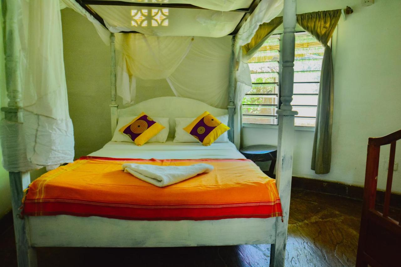 Bed and Breakfast Upani in Diani Diani Beach Esterno foto