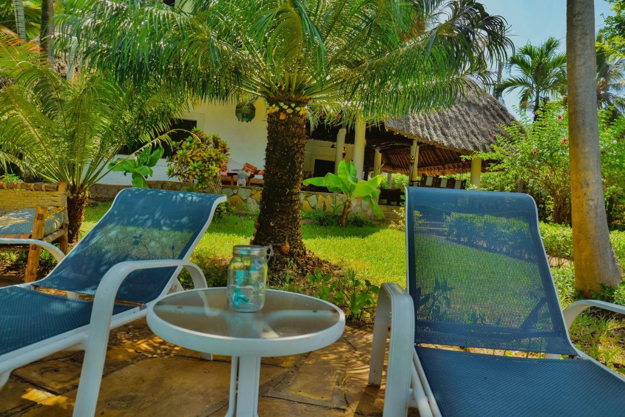 Bed and Breakfast Upani in Diani Diani Beach Esterno foto