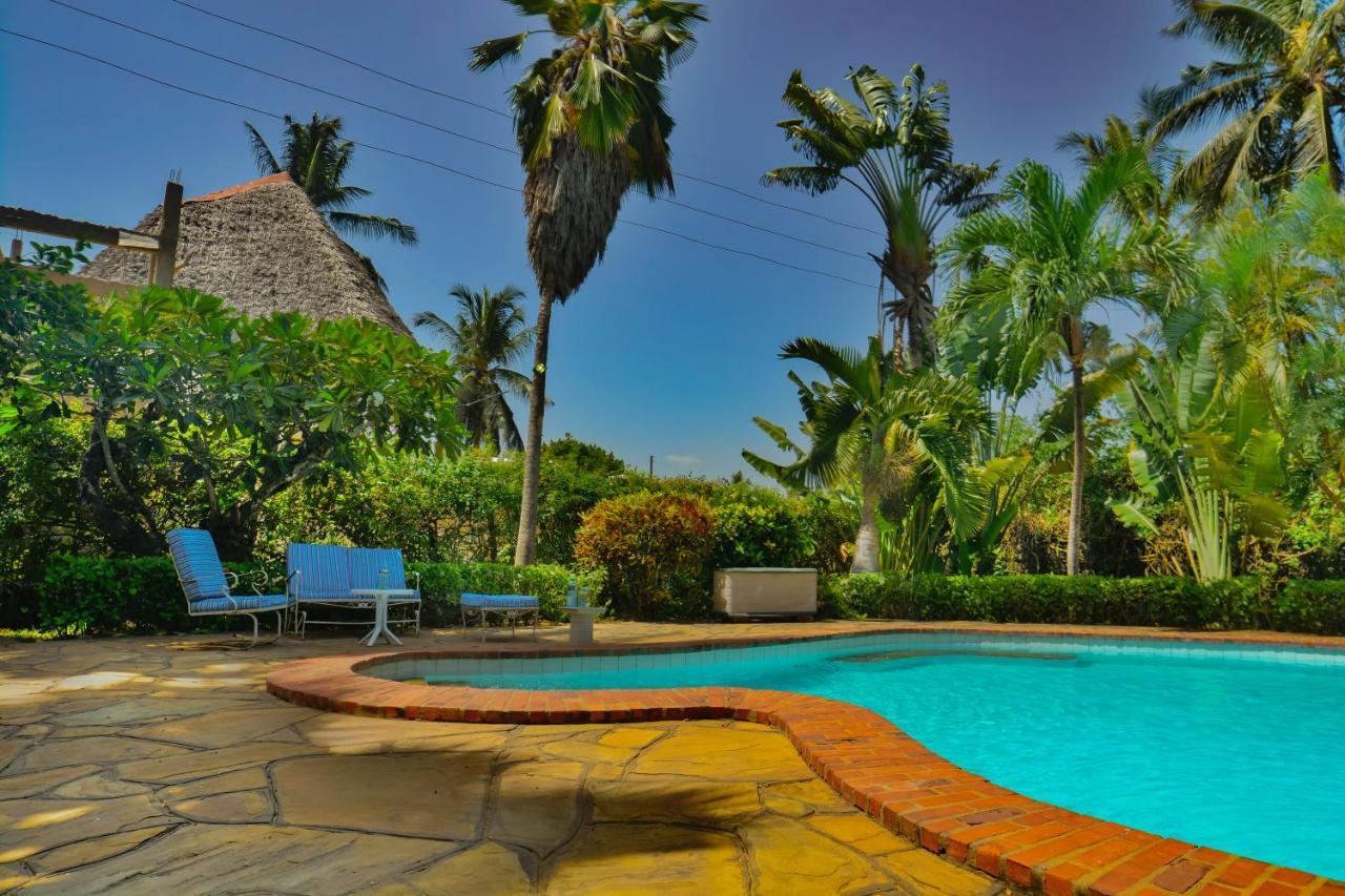 Bed and Breakfast Upani in Diani Diani Beach Esterno foto