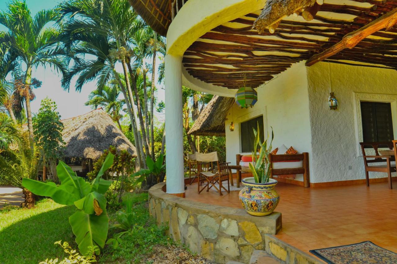 Bed and Breakfast Upani in Diani Diani Beach Esterno foto