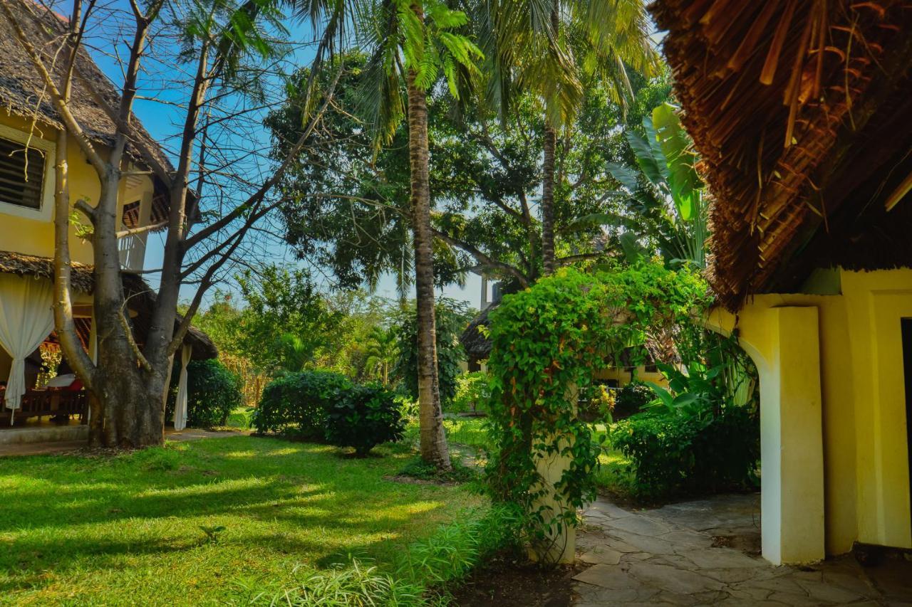 Bed and Breakfast Upani in Diani Diani Beach Esterno foto