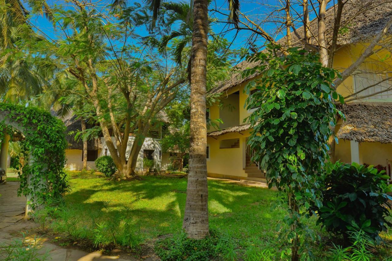 Bed and Breakfast Upani in Diani Diani Beach Esterno foto
